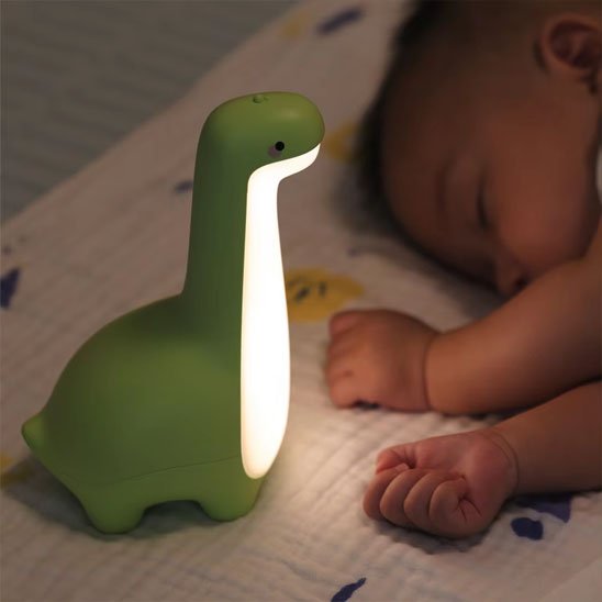 bebe veilleuse lumisaure dinosaure vert bebe dormant